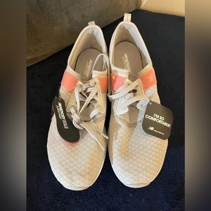 🚨NEW WITH TAGS🚨
New balance memory insert shoes
Women’s size 9